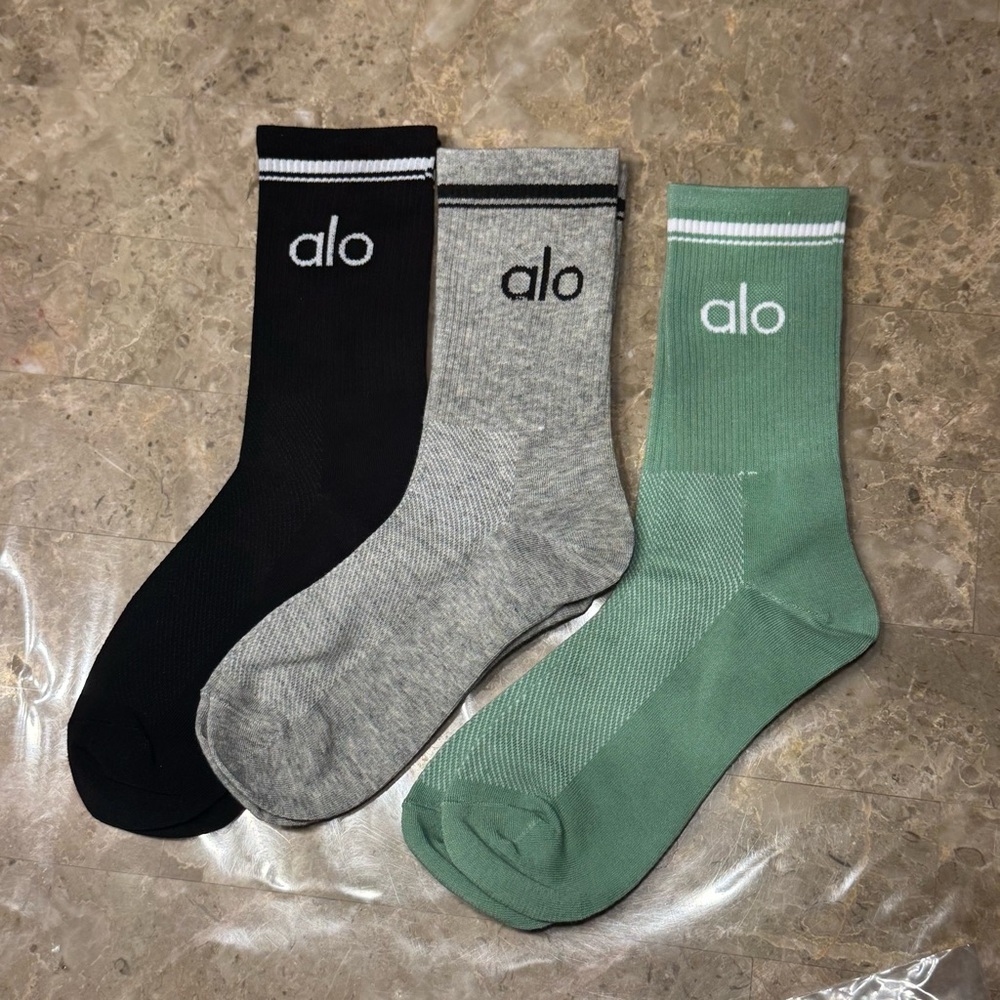 New Women’s Alo Socks
New with tags in its packaging
3 pairs
Fits sizes 6-11 - Picture 2 of 4